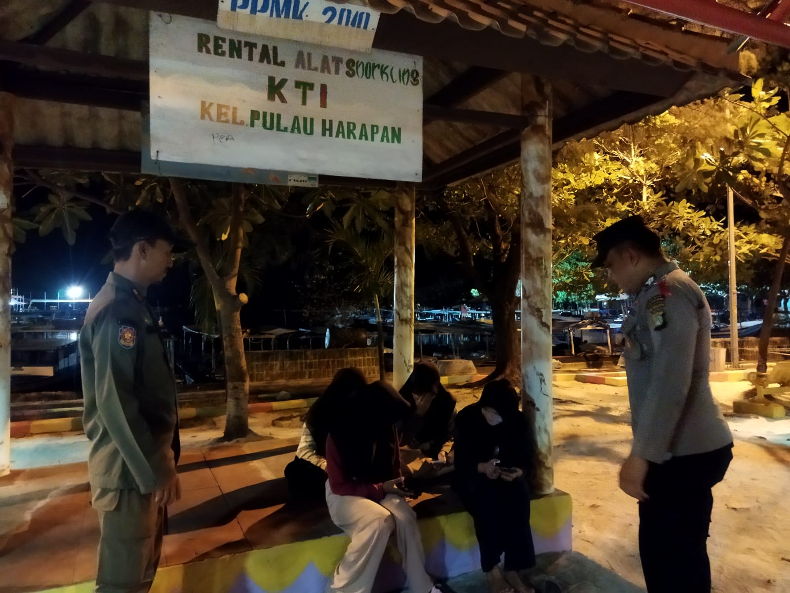 Patroli Malam Polsek Kepulauan Seribu Utara: Mengantisipasi Kenakalan Remaja dan Himbau Warga Waspada Terhadap Hoax dan Paham Radikal