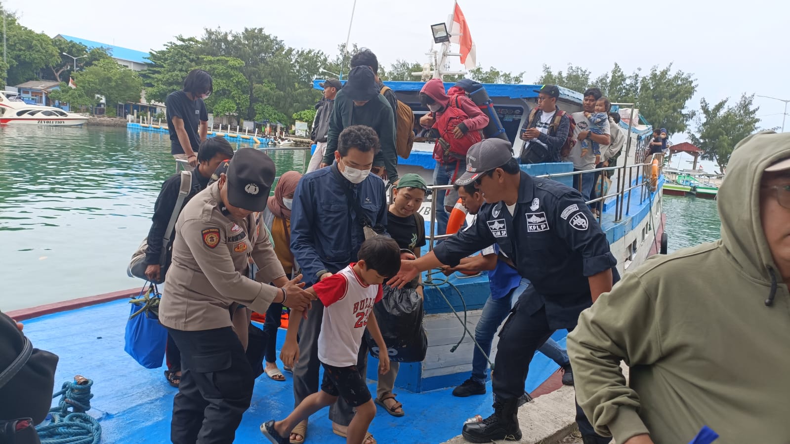 Pelayanan Dermaga Kedatangan, Polri Ciptakan Kesan Positif Bagi Wisatawan dan Masyarakat