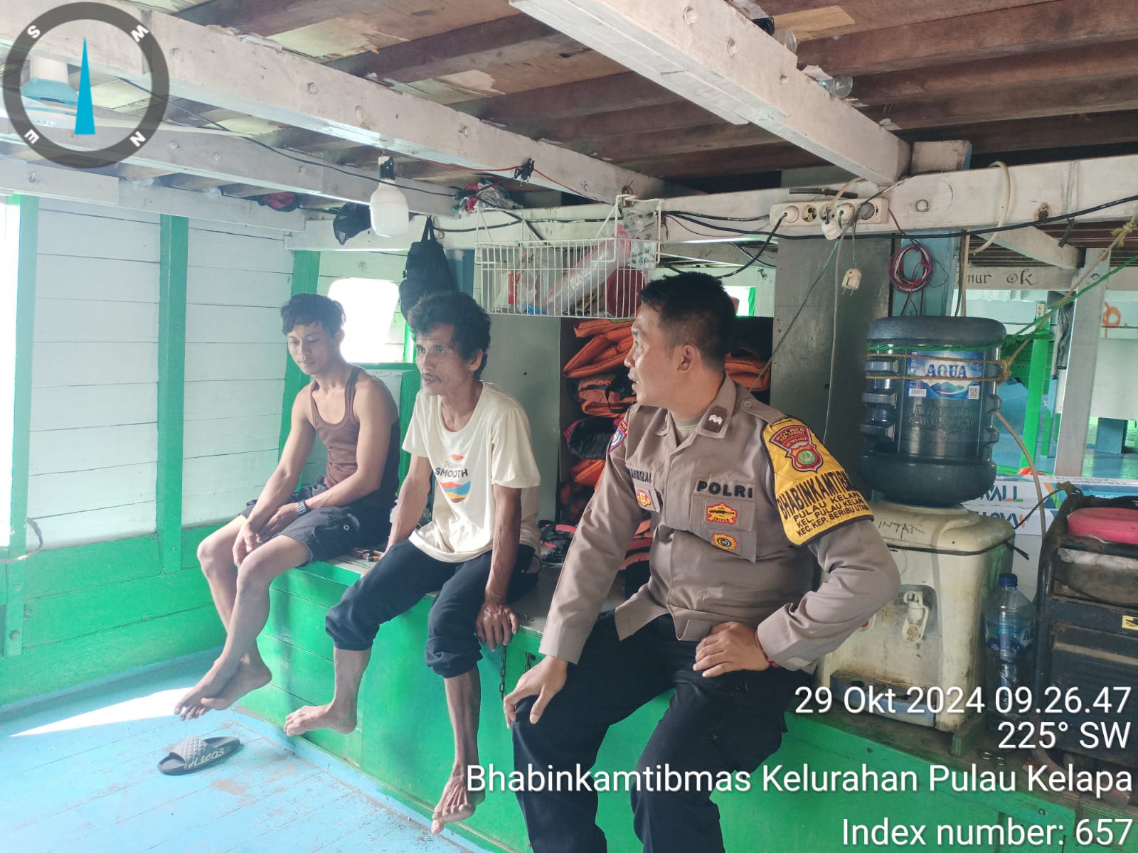 Bhabinkamtibmas Pulau Kelapa Sampaikan Himbauan Kamtibmas dan Waspada Cuaca Buruk kepada Nelayan