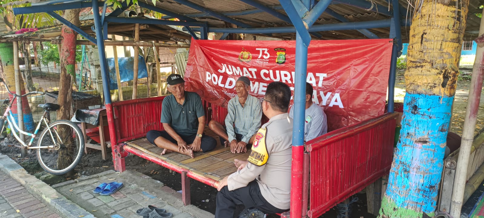 Bhabinkamtibmas Pulau Untung Jawa Dengarkan Suara Warga Melalui Jumat Curhat