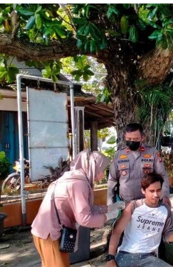 Door to Door, Polsek Kep Seribu Selatan Suntik Vaksin Booster di tempat ke Warga