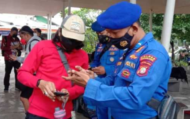 Dermaga Keberangkatan Marina Ancol, Polres Kep Seribu Wajibkan 65 Penumpang Kapal ke Pulau Scan PeduliLindungi