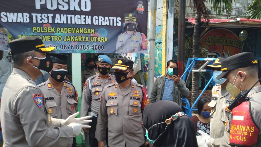 Pantau Kegiatan Swab test, Dir Bimas PMJ dan Kapolsek Pademangan Bagikan Paket Sembako ke Warga