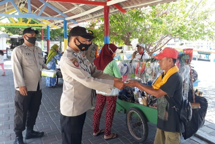 Hari ini, Secara Serentak Polres Kep Seribu bersama Tiga Pilar Bagikan 3200 Masker Medis Gratis