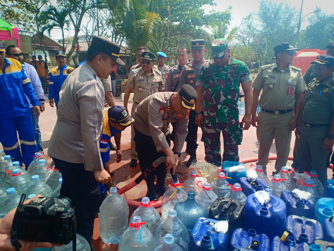 Kapolres Kepulauan Seribu  menyerahkan secara simbolis  Air Bersih bagi Warga Kepulauan Seribu dalam Kegiatan Bakti Sosial.