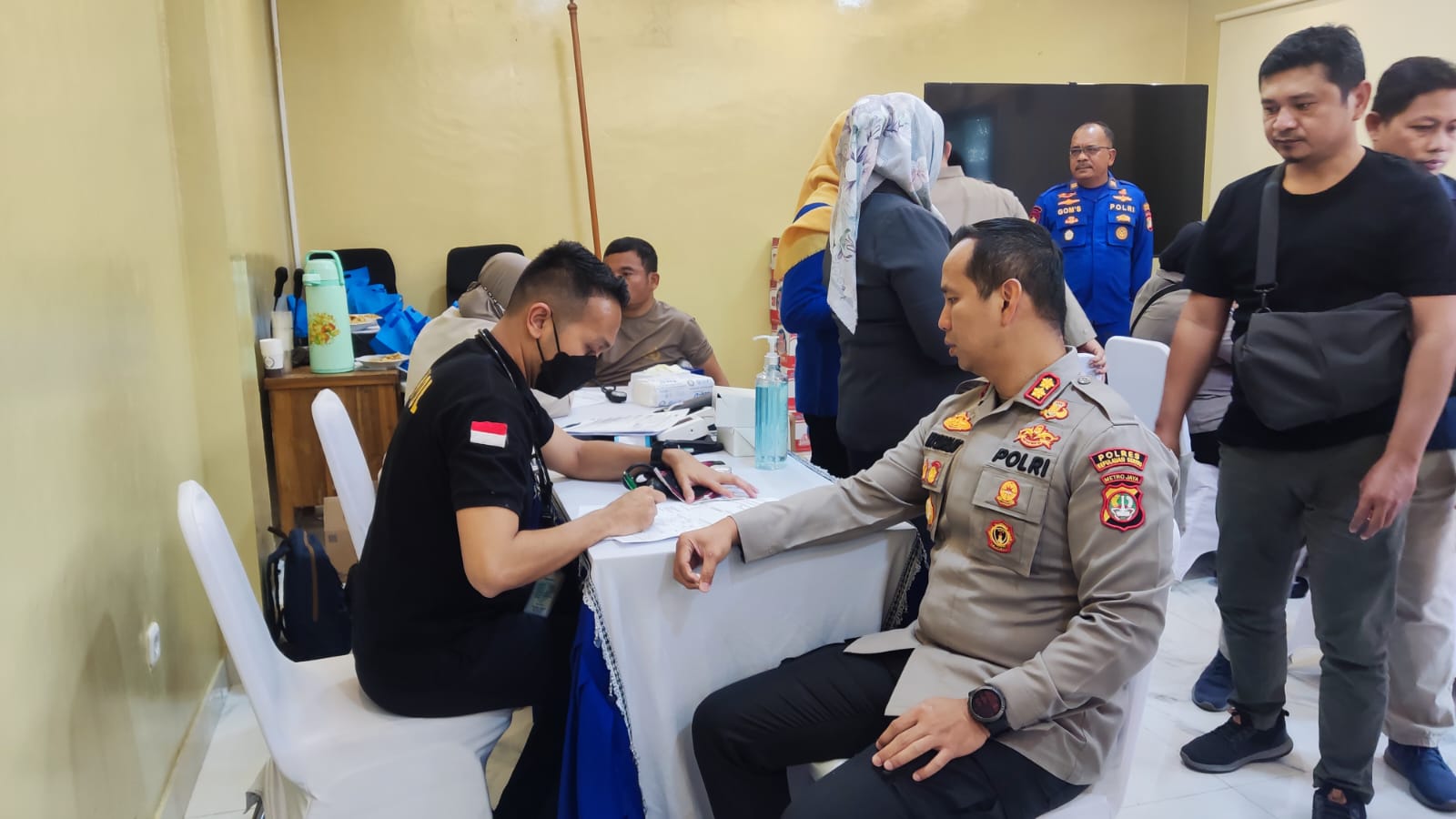 Polres Kepulauan Seribu Gelar Kegiatan Donor Darah Bakti Kesehatan dalam Rangka Hari Bhayangkara ke-77 