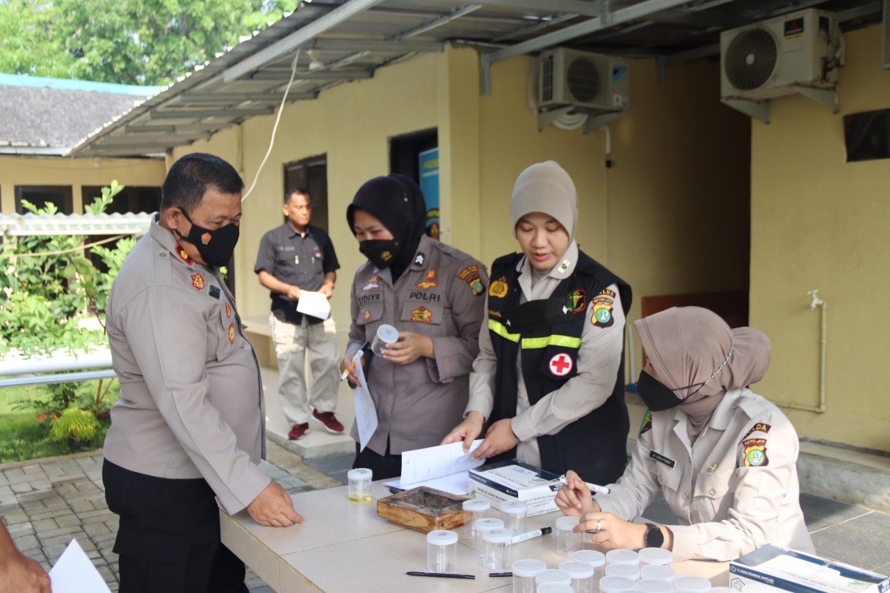 Tegakkan Disiplin Anggota, Sie Propam Polres Kepulauan Seribu Lakukan Tes Urine Mendadak