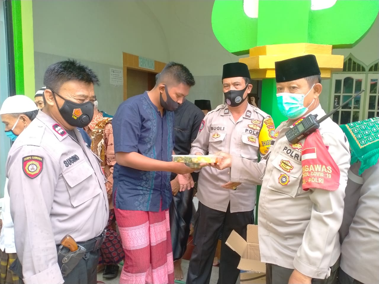 Jumat Barokah, Polsek Pademangan Bagikan 100 Nasi Kotak kepada Jamaah Sholat Jumat