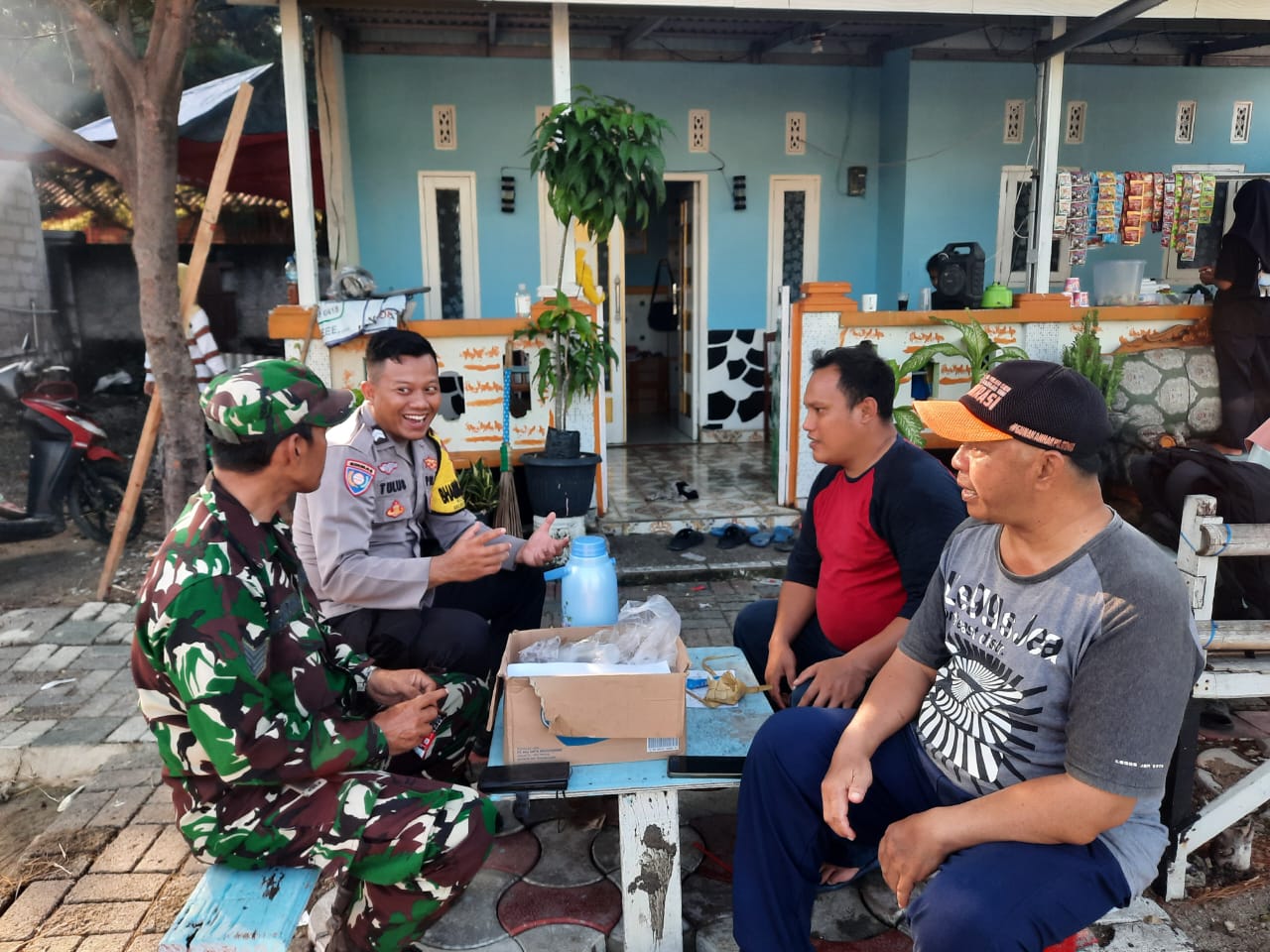 Sinergi TNI/Polri: Bhabinkamtibmas Pulau Lancang dan Babinsa Gelar Sambang Warga untuk Cooling System Pasca Pemilu 2024