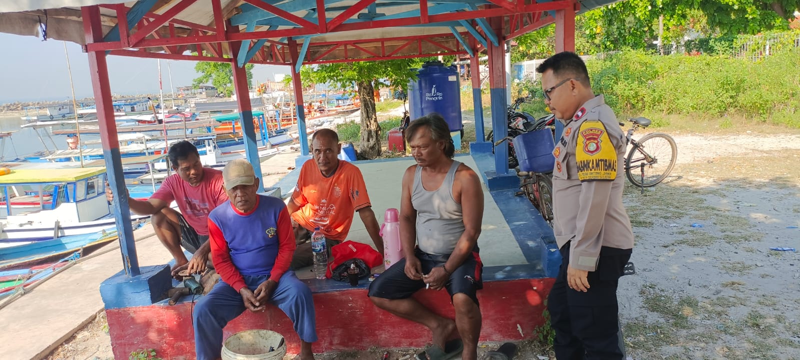Bhabinkamtibmas Pulau Untung Jawa Sambangi Pemilik Bentor dan Wisatawan, Ajak Warga untuk Lebih Tertib dalam Menjaga Ketertiban