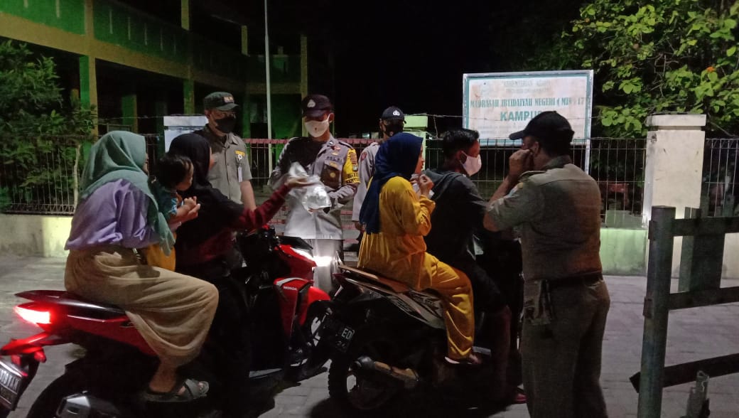 Polsek Kepulauan Seribu Utara Patroli Malam Sambil Himbau Prokes dan PPKM Level Satu