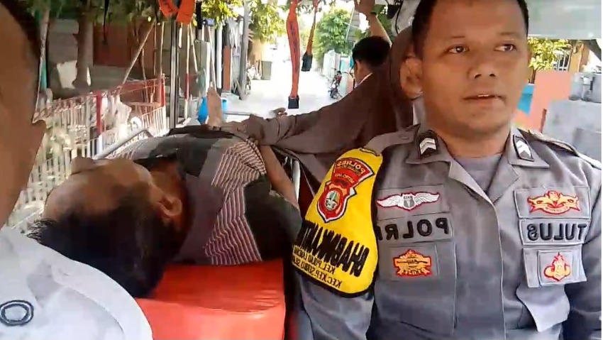 Briptu Tulus, Bhabinkamtibmas Pulau Lancang  Bergerak Cepat Bantu Evakuasi Pasien Sakit ke Puskesmas