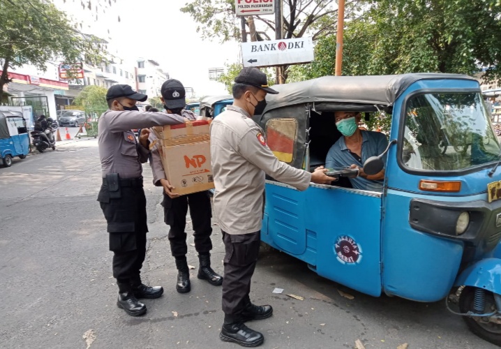 Jumat Barokah, Personil Polsek Pademangan Bagikan 100 Nasi Kotak Ke Warga Tak Mampu & Isoman
