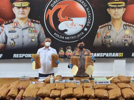 Ditresnarkoba Polda Metro Jaya, berhasil menangkap kurir narkoba jenis ganja 112 KG jaringan Sumatera dan Jawa.