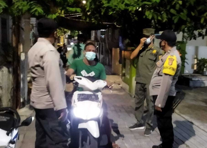 Patroli Malam Hari Polsek Kep Seribu Utara Giatkan Imbauan ProKes dan Bagikan Masker