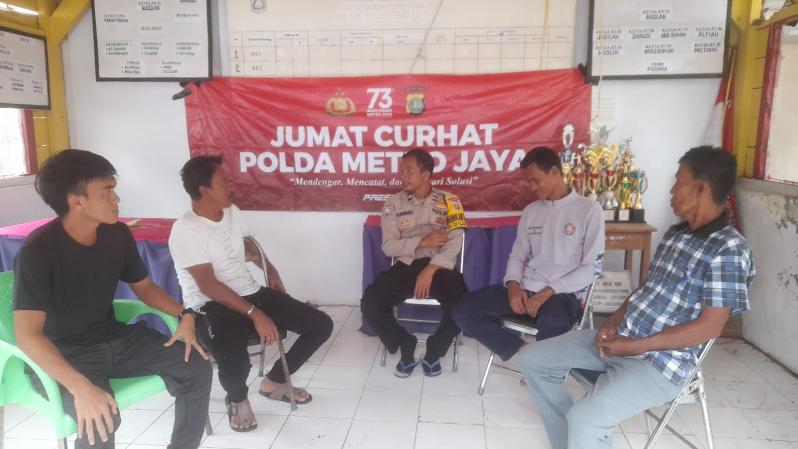 Bhabinkamtibmas Pulau Panggang Melaksanakan Giat Jum'at Curhat untuk Mendengarkan Keluhan Warga 
