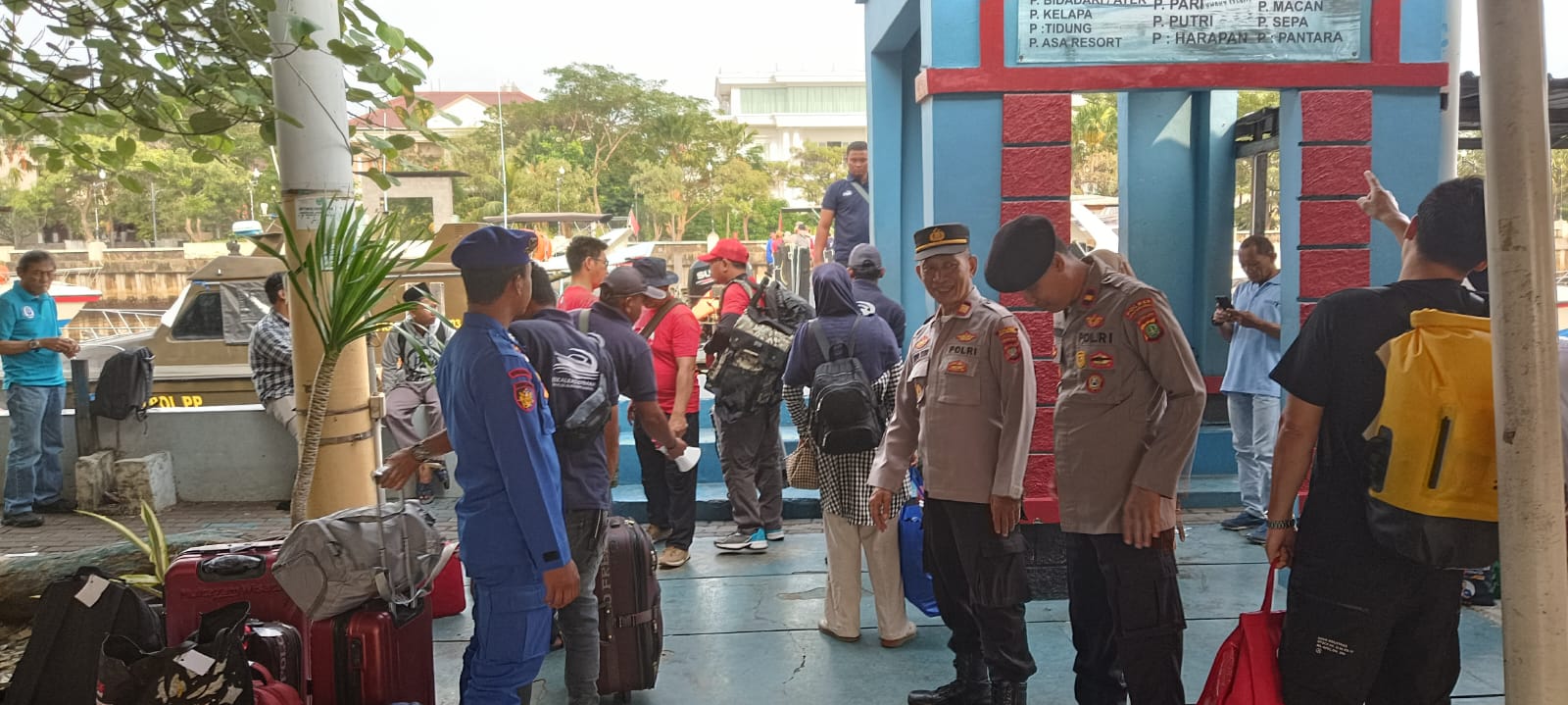 Polres Kepulauan Seribu Mengamankan Keberangkatan Warga dan Wisatawan di Dermaga 16 dan 17 Marina Ancol