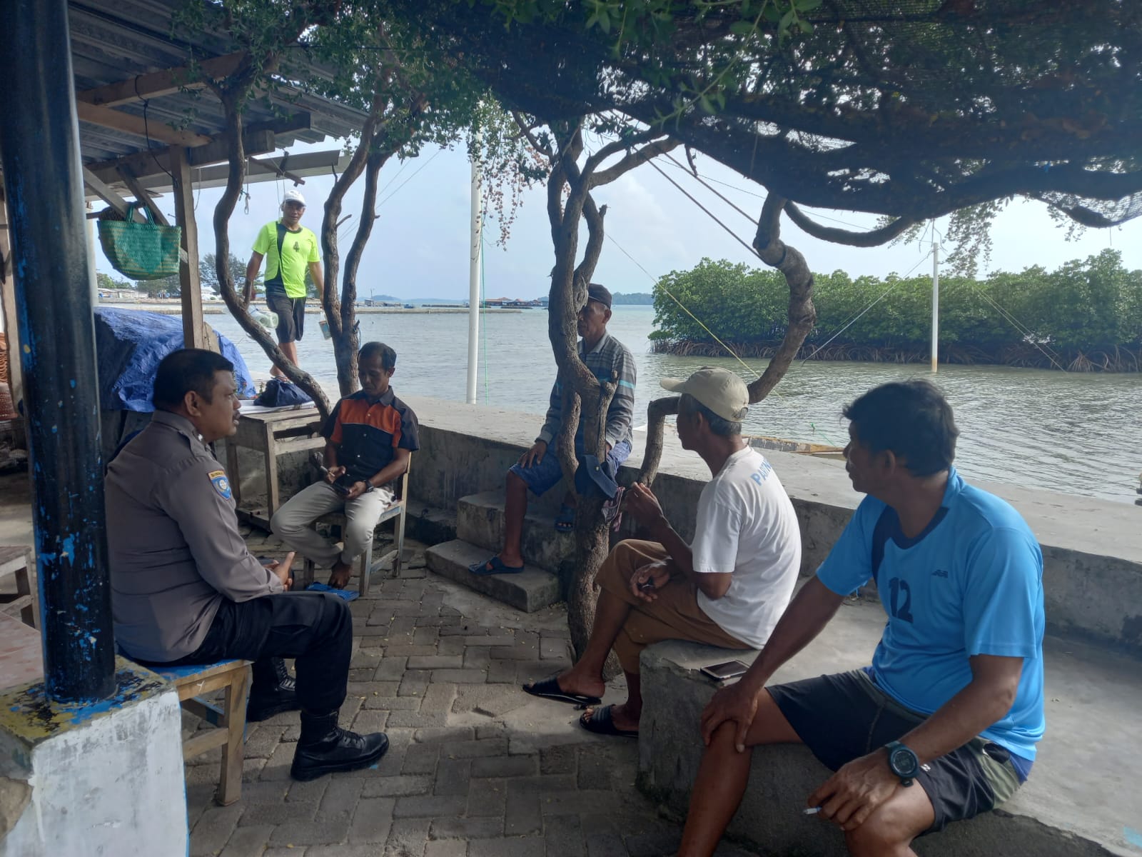 Bhabinkamtibmas Pulau Harapan Membangun Sinergi dengan Warga dan Himbau Agar Tidak Terpengaruh Paham Radikal