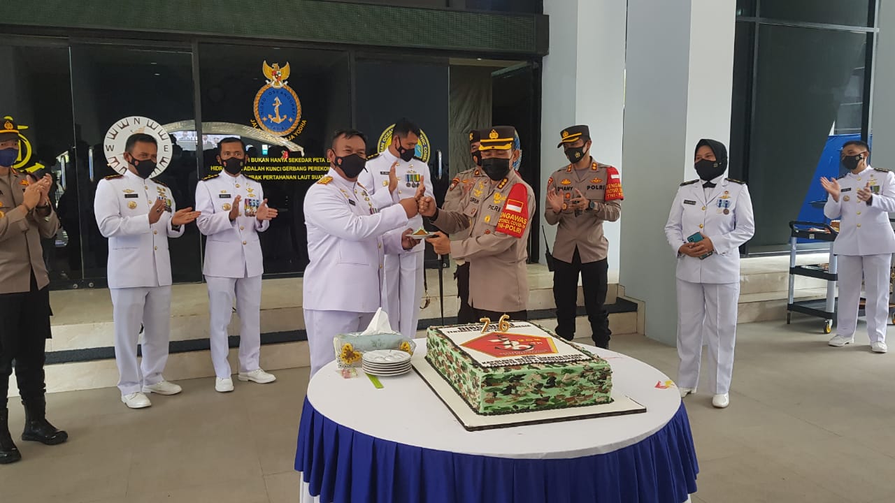 HUT TNI Ke 76, Kapolres Metro Jakarta Utara dan Kapolsek Pademangan Kunjungi Lantamal dan Pushidrosal
