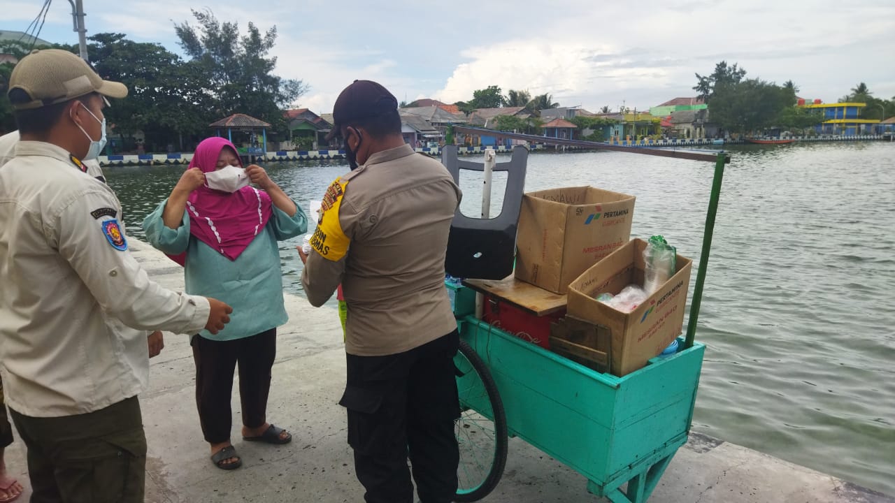 Dimasa PPKM Level 2, Polsek Kep Seribu Utara Terus Giatkan Himbauan ProKes dan Bagikan Masker Ke Warga