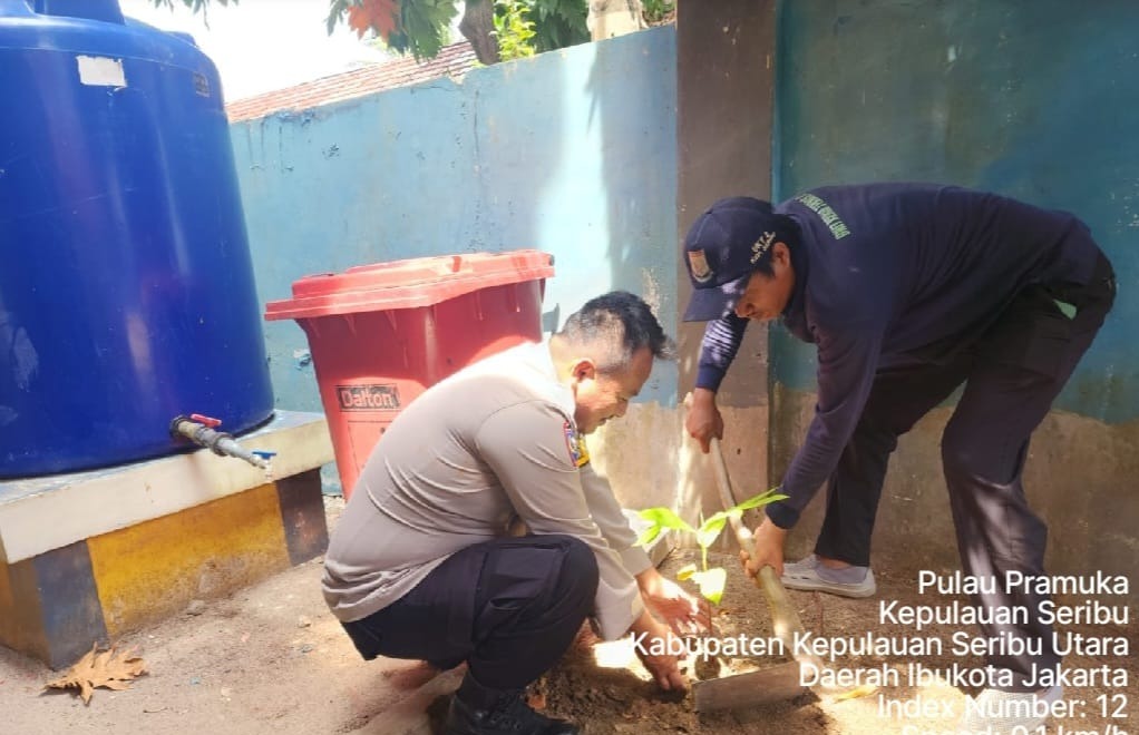 Polsek Kepulauan Seribu Utara dan Warga Bersatu Tanam Pohon demi Bersihkan Udara