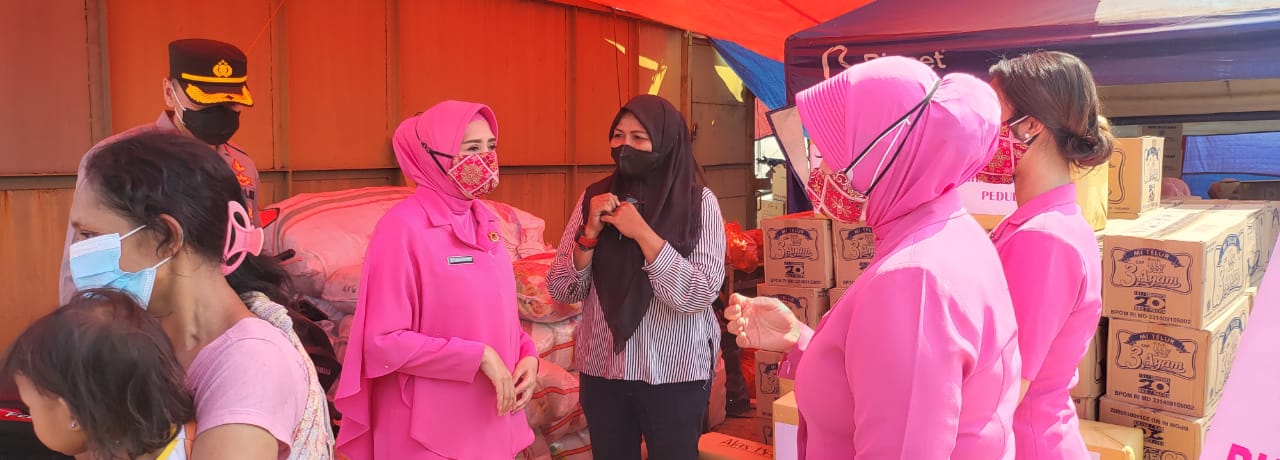 Ibu-ibu Bhayangkari Sambangi Lokasi Penampungan Pengungsi Korban Kebakaran di Penjaringan Jakut
