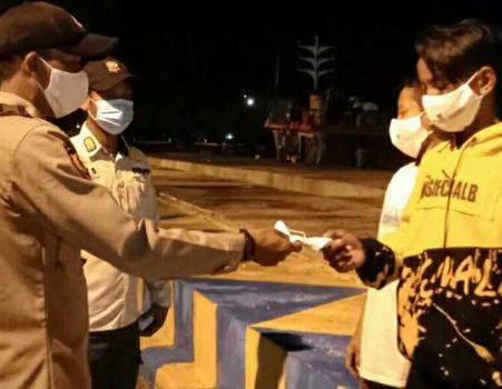 Polsek Kep Seribu Selatan Terus Giatkan Pengawasan ProKes Malam Hari dan Bagikan Masker ke Warga