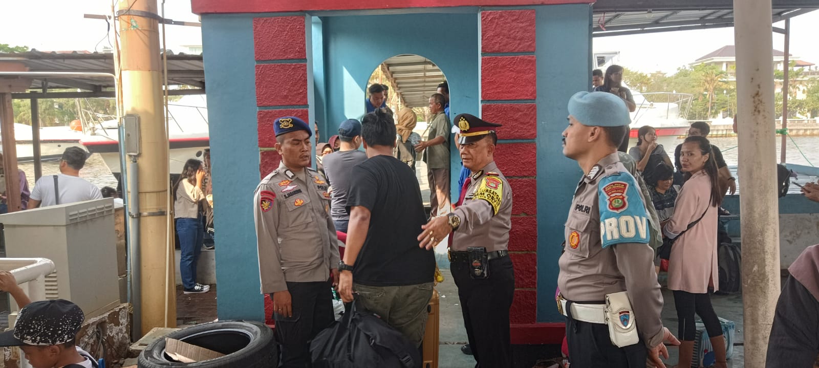 Anggota Posko Ops Lilin Jaya 2023 Polres Kepulauan Seribu Amankan Keberangkatan Warga dan Wisatawan di Dermaga Marina Ancol Menuju Kepulauan Seribu