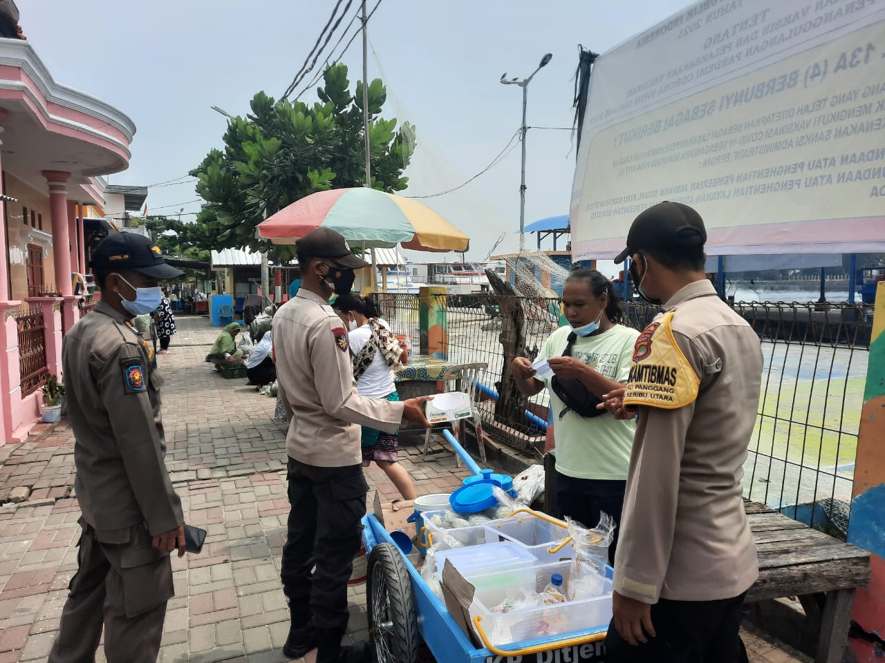 Datangi Warga di Ruang Publik, Polsubsektor dan Bhabinkamtibmas Pulau Panggang Bagikan 275 Masker