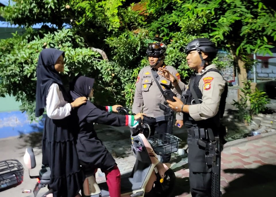 Patroli Malam Satuan Samapta Polres Kepulauan Seribu di Pulau Untung Jawa: Mencegah Hoax dan Menerima Keluhan Warga