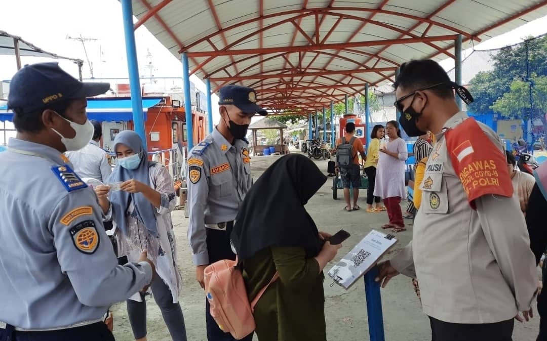 Dermaga Kedatangan Pulau Panggang Terapkan Scan Barcode Peduli Lindungi Warga Yang Baru Tiba