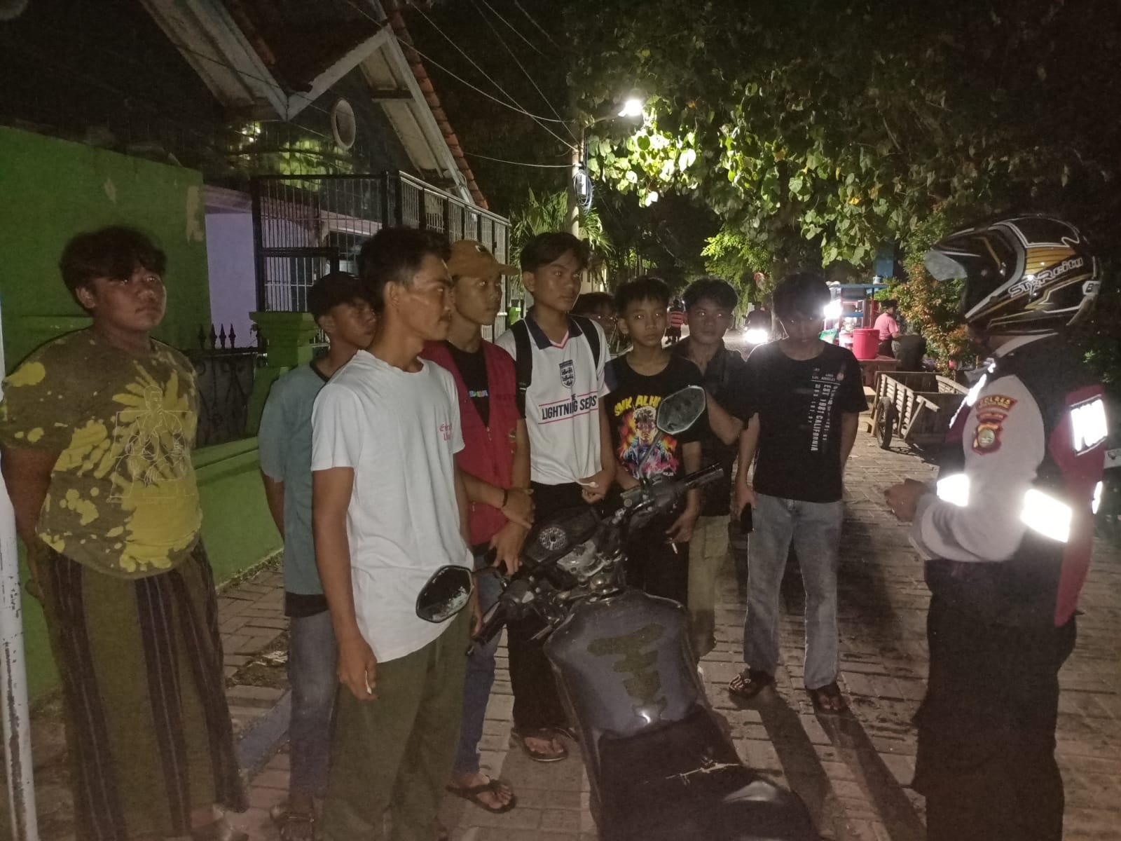 Patroli Malam Polsek Kepulauan Seribu Utara: Memperkuat Antisipasi Gangguan Kamtibmas dan Himbau Warga Waspadai Hoax Pasca-Pemilu