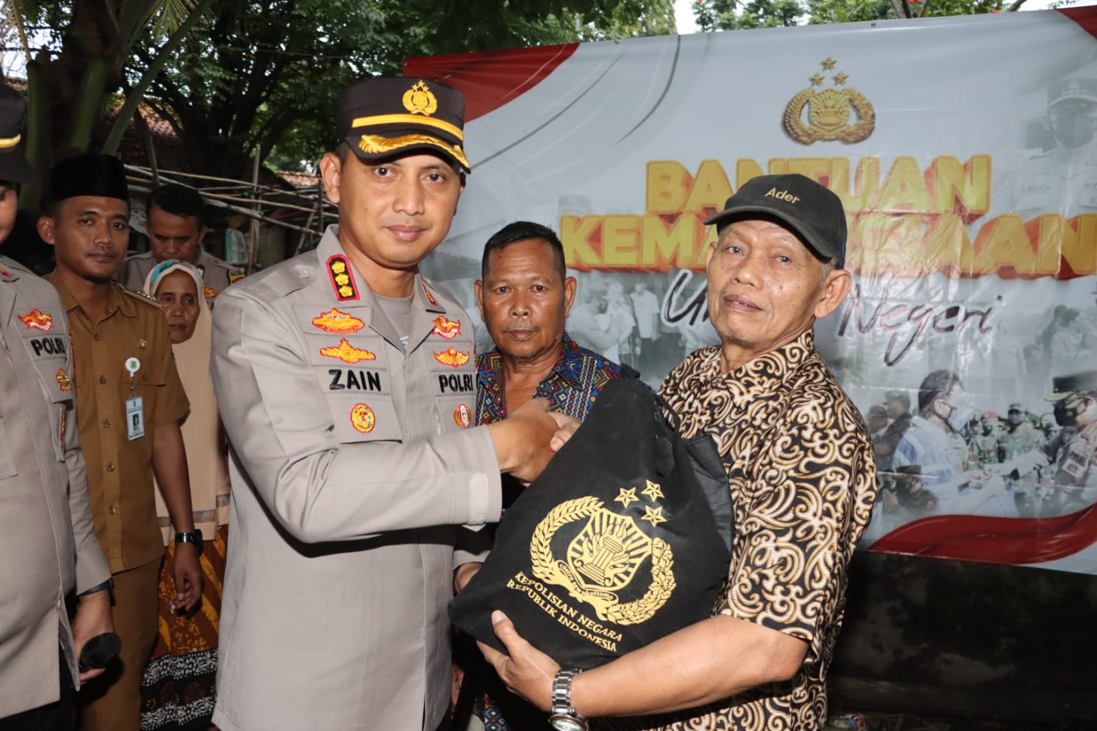 Polda Metro Bagikan 7.500 Paket Bansos dari Kapolri ke 10 Titik