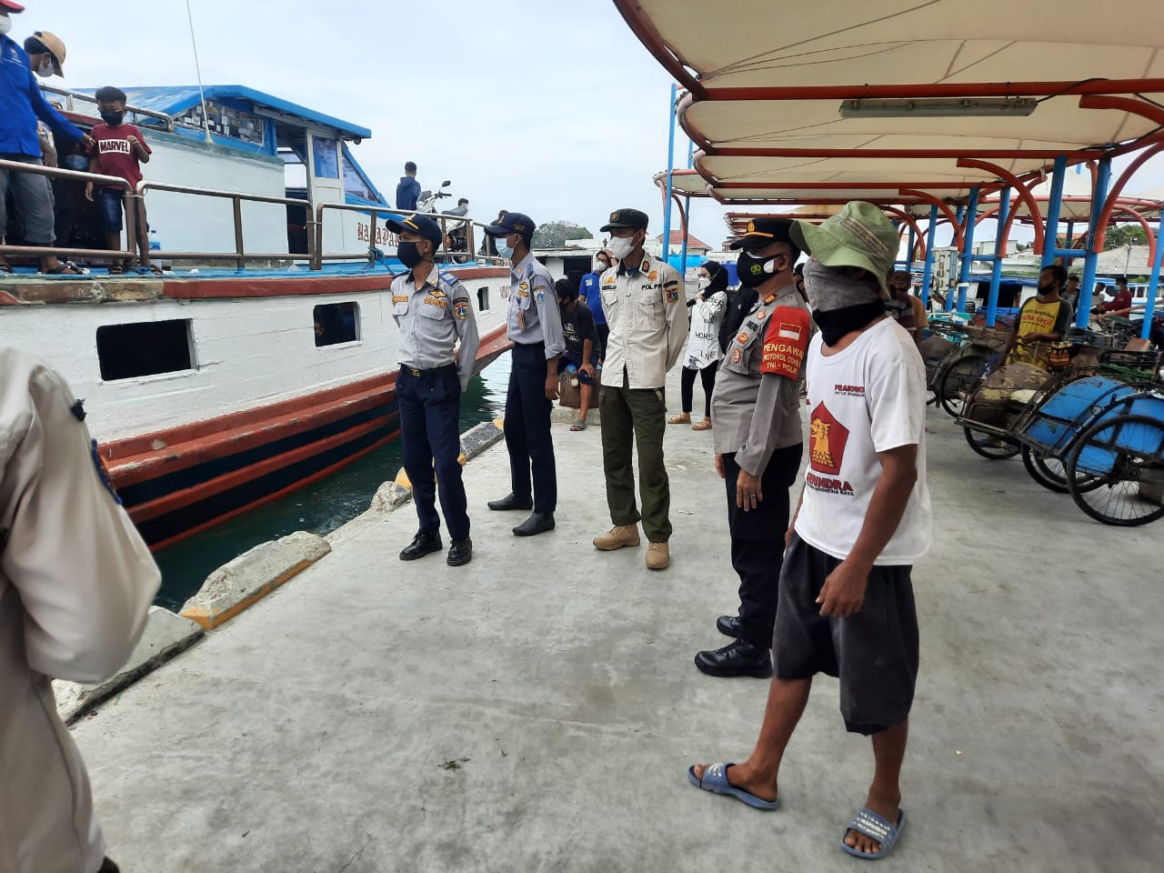 Pantau Arus Balik Wisatawan, Kapolsek Kep Seribu Utara Himbau Wisatawan Tetap Patuhi ProKes dan Scan Check Out Barcode Peduli Lindungi
