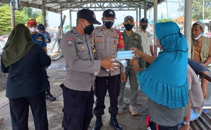 Polres Kepulauan Seribu Himbauan ProKes dan Bagikan 1.300 Masker Ke Warga Dalam Rangka Cegah Sebaran COVID-19