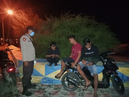 Patroli Dialogis Malam Hari, Polsek Kep. Seribu Selatan Ciptakan Rasa Aman dan Nyaman