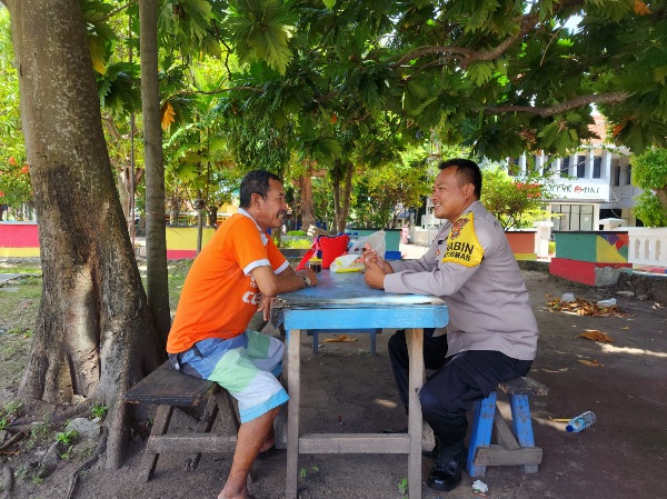 Sambang Warga Salah Satu Pak Bhabin Ciptakan Sitkamtibmas Aman