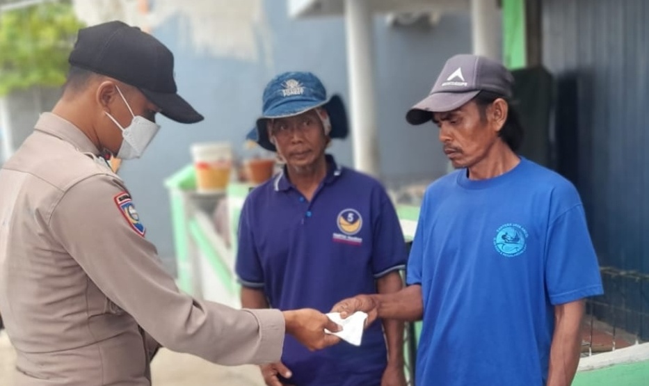 Cegah COVID-19, Polsek Kep Seribu Selatan Himbau ProKes dan Bagikan 600 Masker Ke Warga