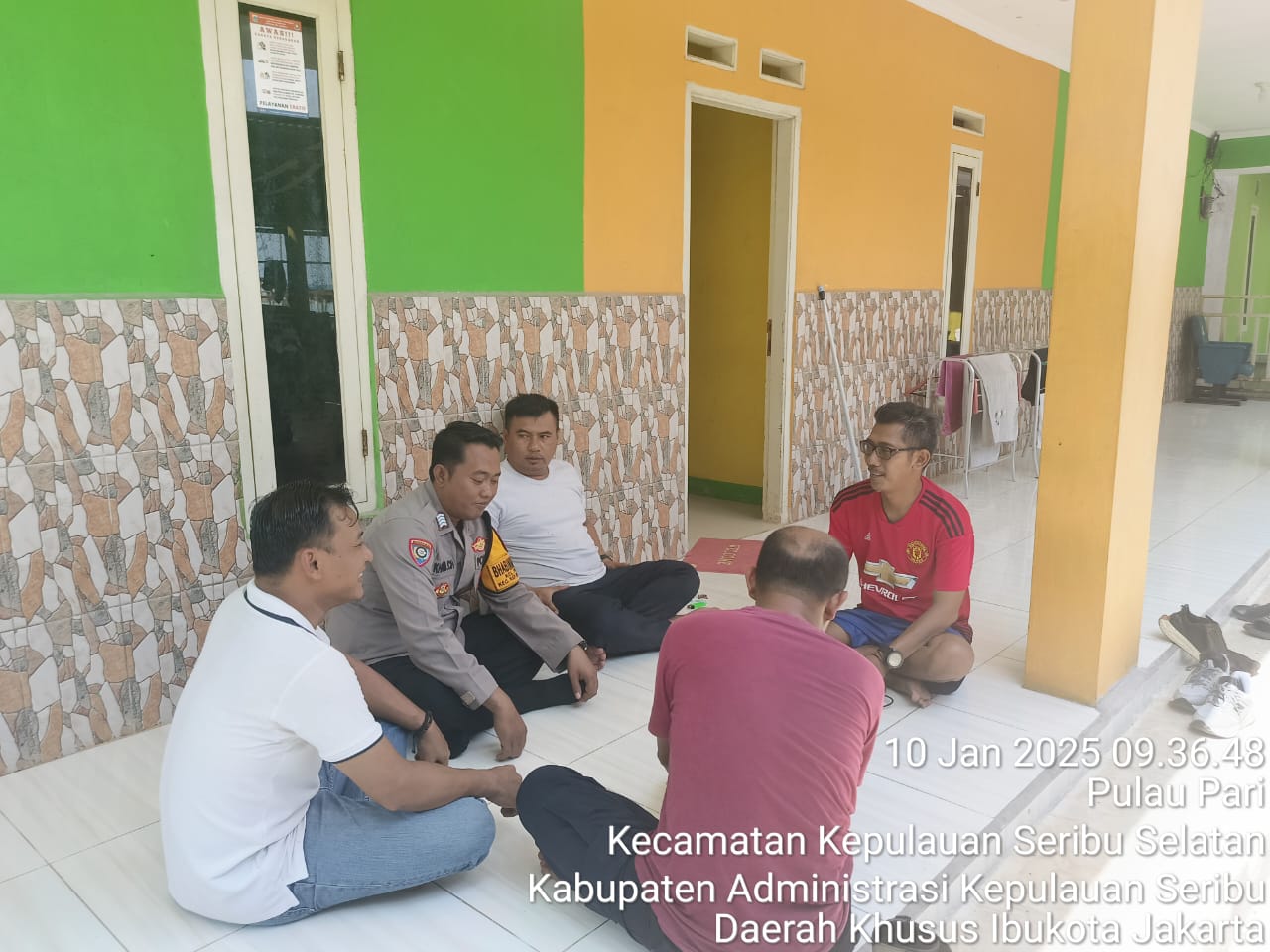 Bhabinkamtibmas Pulau Pari Tingkatkan Silaturahmi dan Kamtibmas Melalui Sambang Warga