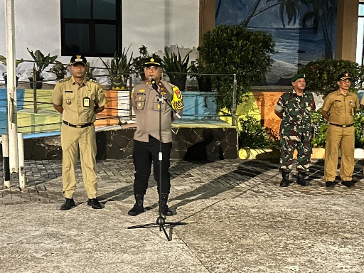 Pasukan Gabungan TNI/Polri dan Satpol PP Kepulauan Seribu Laksanakan Penurunan APK Pilkada 2024