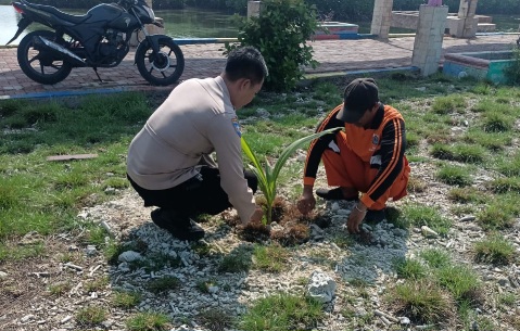 Polsek Kepulauan Seribu Utara, Polres Kepulauan Seribu, dan Warga Bersatu Tanam Puluhan Pohon untuk Menyelamatkan Lingkungan dari Polusi Udara