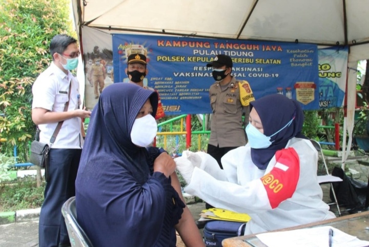 Gelar Suntik Vaksin Massal, Polres Kep Seribu Vaksin 122 Warga Pulau Tidung