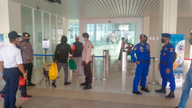 Polres Kep. Seribu Berikan Pelayanan Pengamanan Terhadap 297 Penumpang di Dermaga Kali Adem