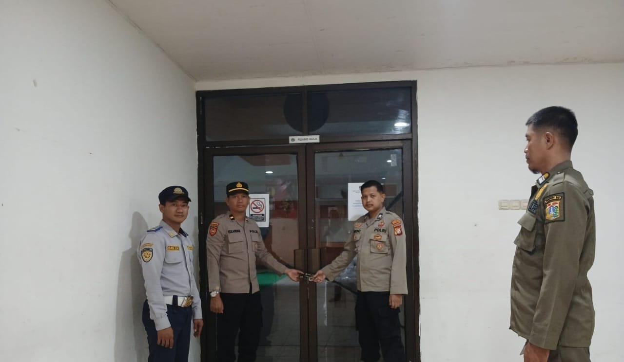 Pengamanan Gudang Logistik KPU oleh Polsek Johar Baru, Satpol PP, dan Dishub Jelang Pemungutan Suara