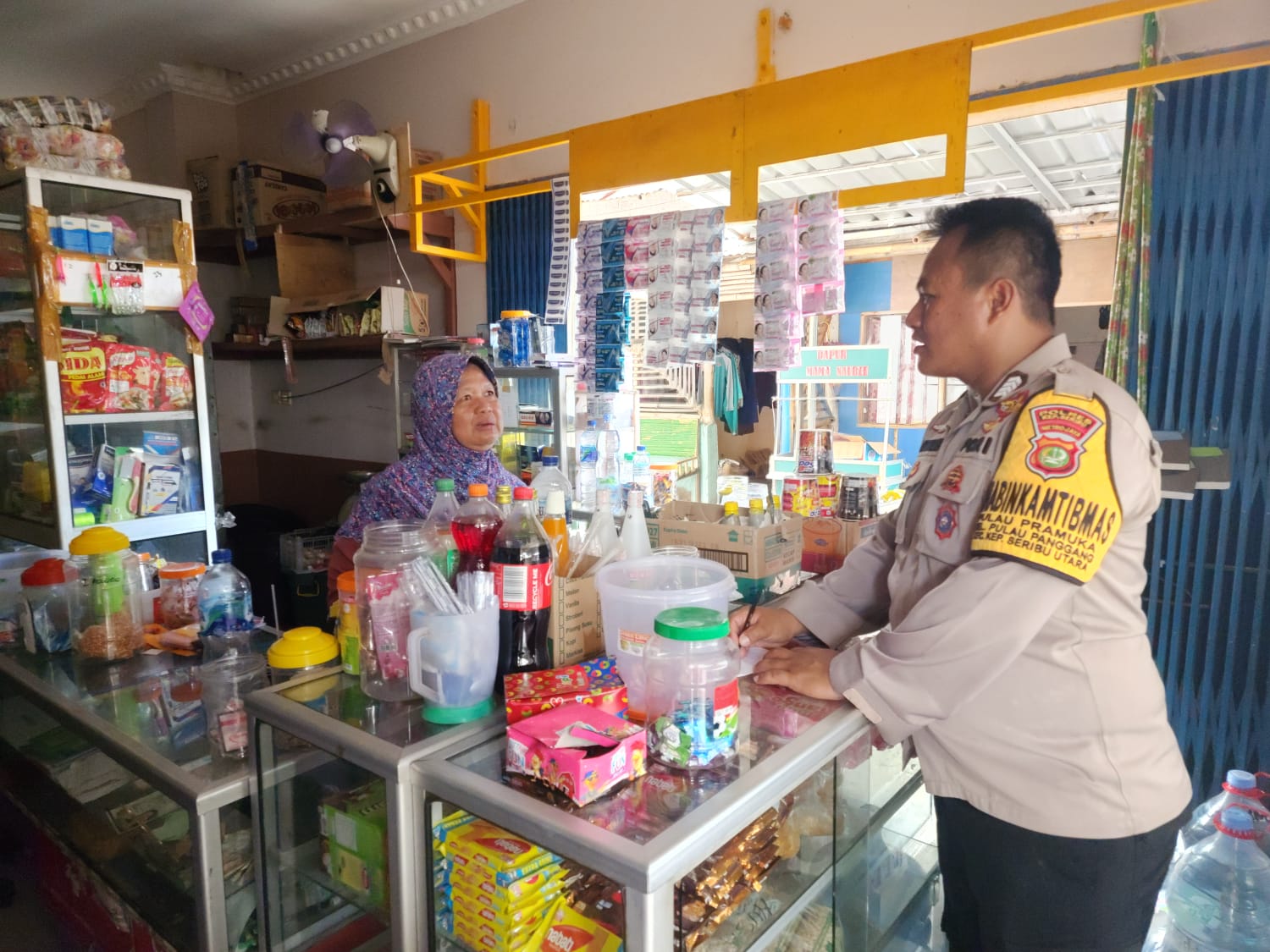 Bhabinkamtibmas Pulau Pramuka Memastikan Ketersediaan Bahan Pangan Aman Selama Bulan Puasa Ramadhan