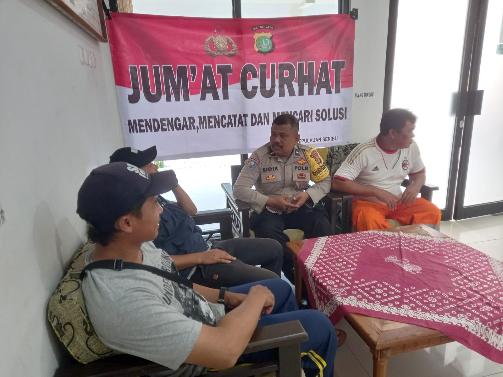 Bhabinkamtibmas Pulau Harapan Gagas Solusi Bersama dengan Masyarakat dalam Kegiatan Jumat Curhat