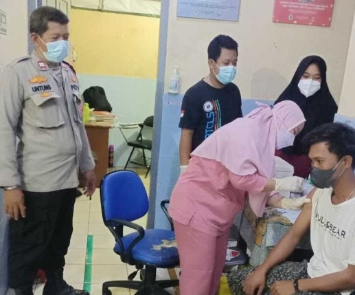 Gerai Vaksin Booster Polsek Kep Seribu Utara Beri Layanan Suntik Vaksin Malam Hari selama Bulan Puasa