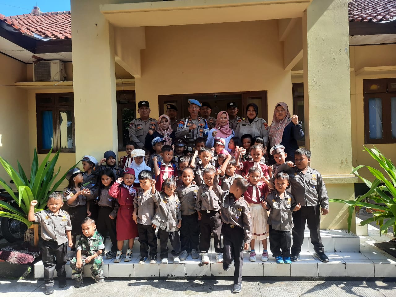 Polsek Kepulauan Seribu Selatan Kenalkan Dunia Polisi pada Anak-anak Pulau Tidung