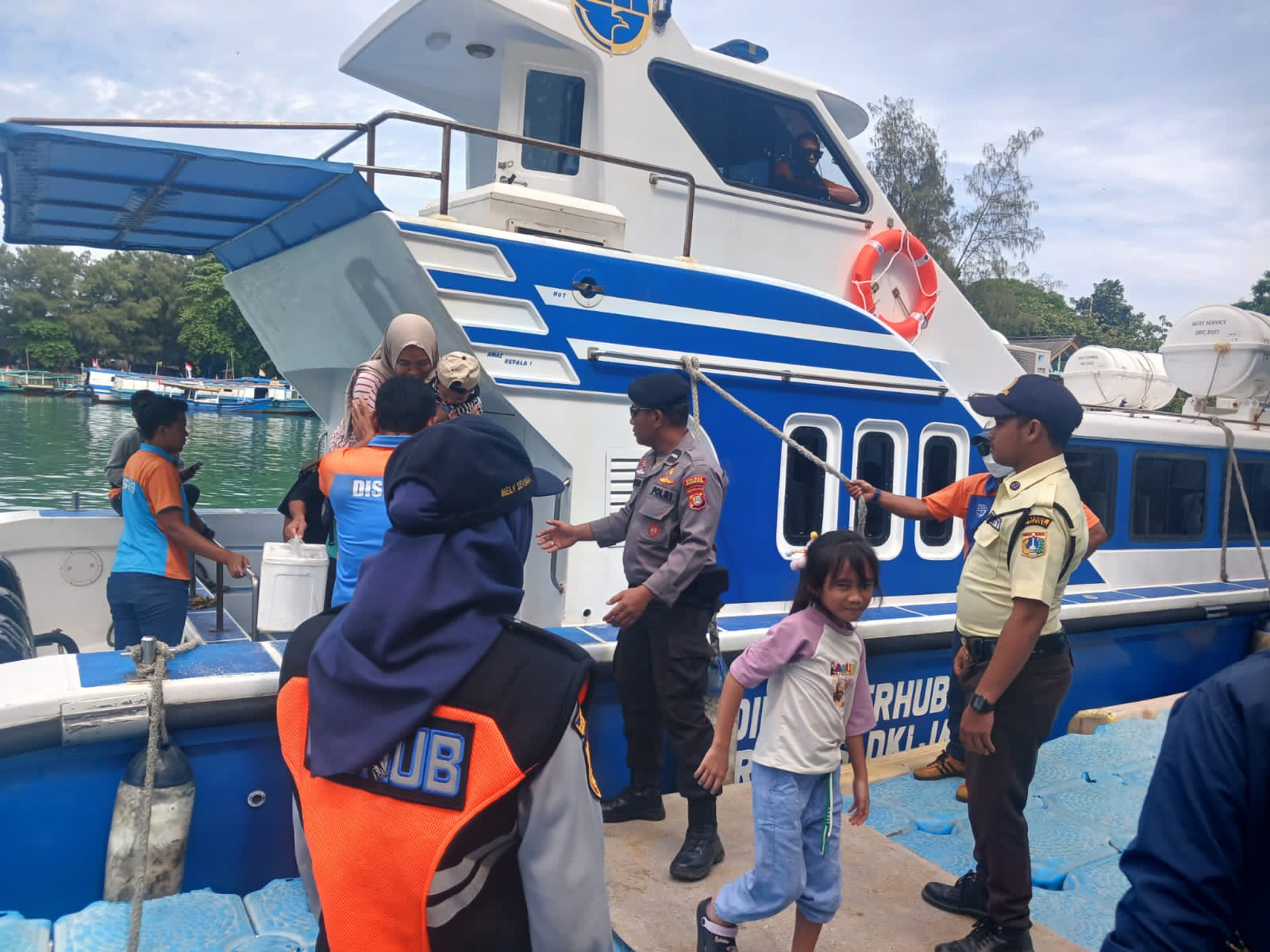 Polisi Baik dan Humanis Amankan Dermaga di Pulau-Pulau, Ciptakan Rasa Aman bagi Warga dan Wisatawan