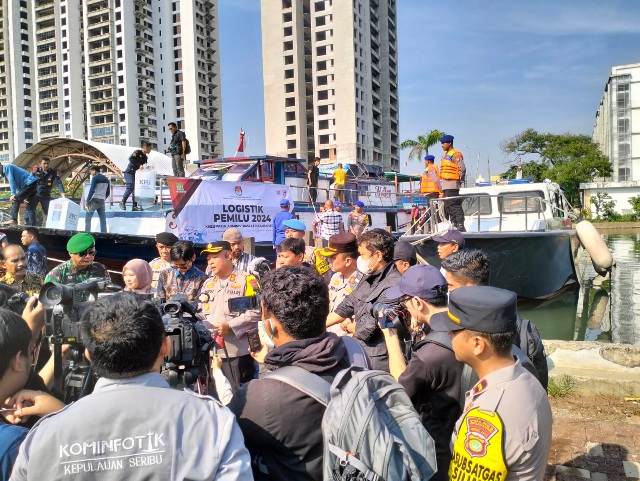 Pengamanan dan Pengawalan Logistik Pemilu 2024: Polres Kepulauan Seribu dan TNI Pastikan Pergeseran Logistik Pemilu dengan Aman
